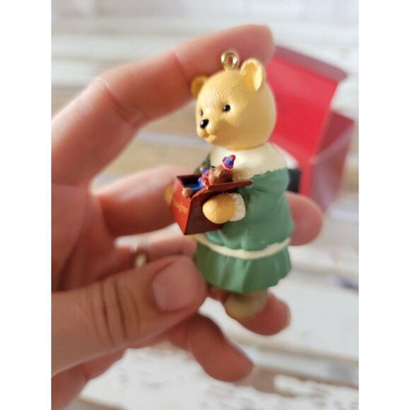 Hallmark daughter bear 1996 ornament Victorian Xmas tree - Picture 3 of 7